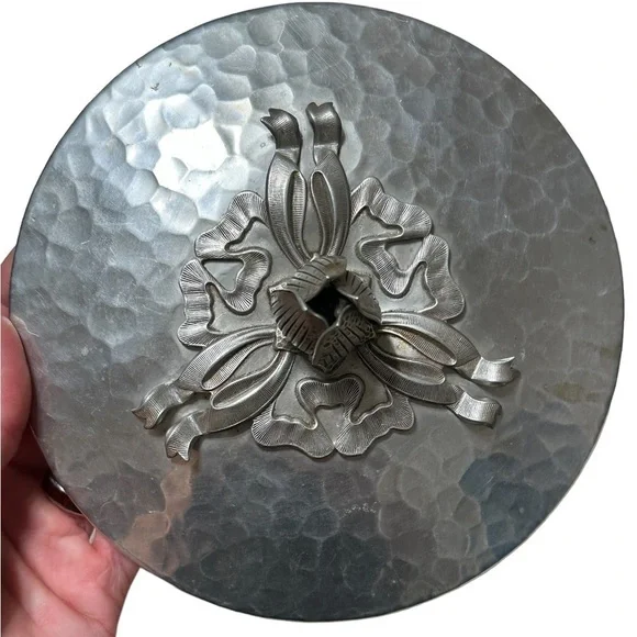 Vintage Glass With Lid, 3 Section divided dish, relish dish, or jewelry dish - Picture 4 of 8